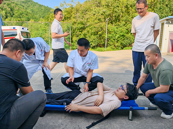 秦枫矿业公司工会约请驻地卫生院开展抢救手艺培训4_副本.jpg